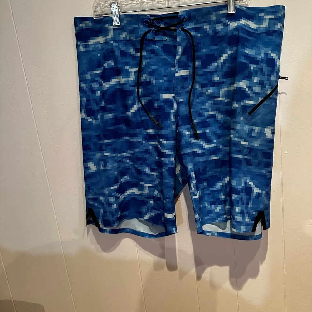 Lululemon Blue Water Print Swim Board Shorts Size 38 Men’s